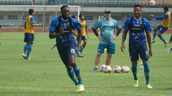 Duo striker Persib Bandung Geoffrey Castillion dan Wander Luiz mengikuti sesi latihan di Stadion Gelora Bandung Lautan Api, Jumat (13/3/2020). (Liputan6.com/Huyogo Simbolon)