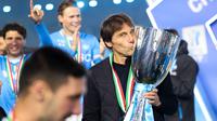 Kemenangan ini tidak hanya menambah koleksi trofi Piala Super Italia di lemari klub, tetapi juga menjadi penegasan atas loyalitas para pemain terhadap sang pelatih, Antonio Conte. Tampak dalam foto, pelatih Napoli asal Italia, Antonio Conte, memegang trofi setelah pertandingan final Piala Super Italia melawan Bologna di Stadion King Al-Awwal Park, Riyadh pada Senin 22 Desember 2025 malam waktu setempat. (Fayez NURELDINE/AFP)