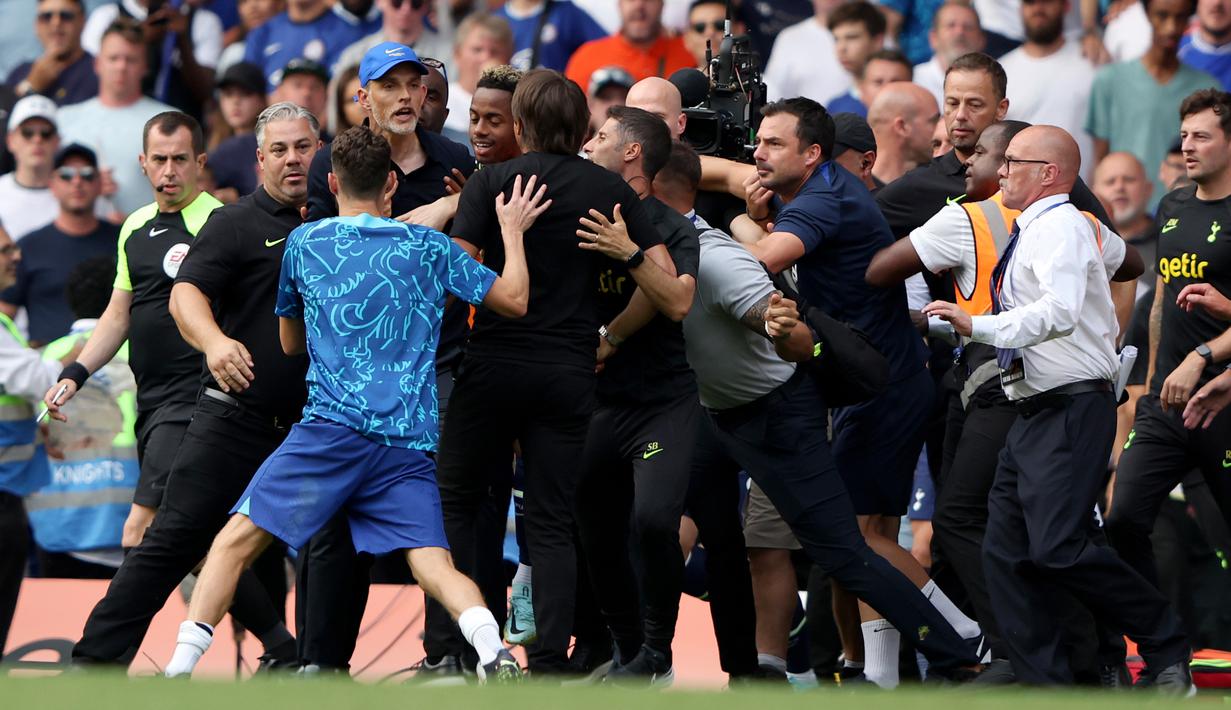 Pelatih kepala Chelsea Thomas Tuchel berdebat dengan pelatih kepala Tottenham Hotspur Antonio Conte pada pertandingan sepak bola Liga Inggris di Stadion Stamford Bridge, London, Inggris, 14 Agustus 2022. Pertandingan berakhir imbang 2-2. (AP Photo/Ian Walton)