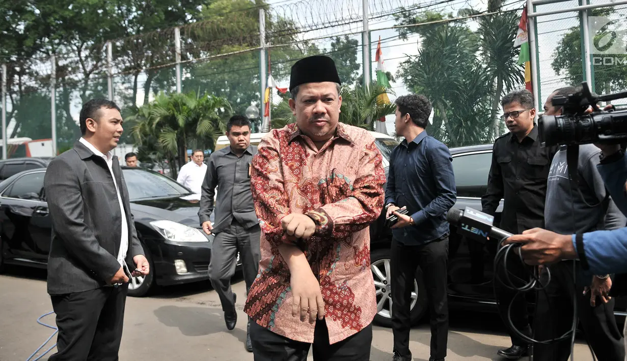 Wakil Ketua DPR Fahri Hamzah tiba di Rutan Klas I Cipinang, Jakarta, Rabu (6/2). Selain menjenguk, Fadli Zon dan Fahri mempertanyakan rencana pemindahan Ahmad Dhani ke Surabaya guna menjalani persidangan atas kasus yang sama. (Merdeka.com/Iqbal S Nugroho)