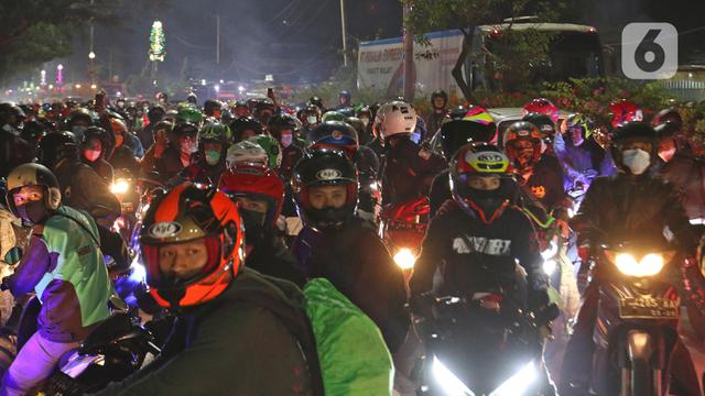 FOTO: Nekat, Pemudik Lawan Arus Lintasi Posko Penyekatan di Kedungwaringin