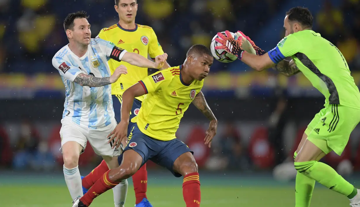 Laga memanas, Jual beli serangan dilancarkan oleh Argentina maupun Kolombia. Kiper Kolombia, David Ospina dan kiper Argentina, Emiliano Martinez berjibaku untuk mengamankan gawang mereka. (Foto: AFP/Raul Arboleda)