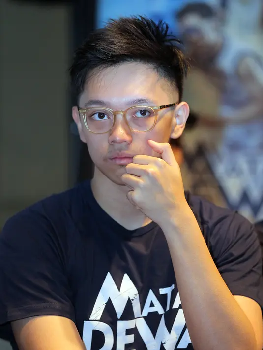 "Dibantu juga sama pemain-pemain DBL yang orang Jowo, jadi langsung ngikut. Ada coaching-nya juga, akhirnya bisa, gampang," ucapnya.  (Deki Prayoga/Bintang.com)