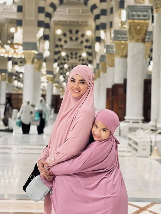 Ririn Ekawati nampak kenakan khimar dan hijab panjang berwarna pink sambil dipeluk oleh sang putri [@ririnekawati]