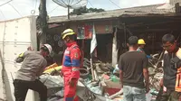 Satu unit truk boks menabrak toko dan sejumlah kendaraan hingga ringsek di Jalan Raya Puncak, tepatnya di Desa Tugu Utara, Kecamatan Cisarua, Kabupaten Bogor, Selasa (23/1/2024). (Liputan6.com/Achmad Sudarno).