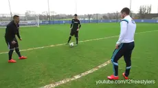 Hazard menceploskan bola ke gawang dengan trik crossbarr challengers.