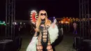 <p>Paris Hilton tampil maksimal mengenakan pakaian berjaring warna hitam selaras dengan sepatu boots dan kacamata hitamnya. Ia memadukannya dengan jaket fur putih. [@parishilton]</p>