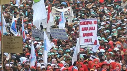 Massa dari Forum Honorer Kategori 2 (FHK2I) membawa berbagai atribut saat unjuk rasa di depan Istana Merdeka Jakarta, Rabu (10/2). Guru honorer dari seluruh Indonesia itu menuntut Pemerintah agar mengangkat mereka sebagai PNS (Liputan6.com/Gempur M Surya)