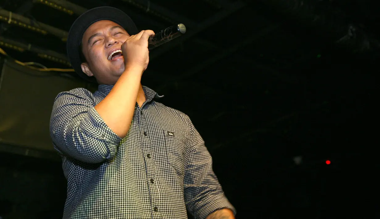 Selain bekerja di belakang layar, Posan Tobing juga menjadi penyanyi solo. Meski telah mencipta banyak penyanyi, kali ini ia membawakan lagunya sendiri yang berjudul Mantan Terbaik. (Nurwahyunan/Bintang.com)