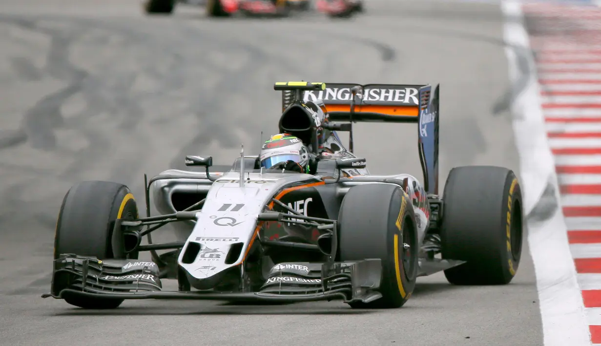 Pembalap tim Force India, Sergio Perez mengendarai mobilnya pada ajang Grand Prix Rusia di Sochi, Minggu (11/10/2015). Lewis Hamilton pembalap tim Formula 1 Mercedes berhasil memenangkan lomba Formula GP Rusia. (REUTERS/Grigory Dukor)
