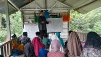 Pakar ilmu Al-Qur'an STAIN Meulaboh, Tabsyir Masykar tetap jadi guree aleh ba (guru alif ba) di Alue Peunyareng, Ujong Tanoh Darat Kabupaten Aceh Barat. (Foto: Kemenag)