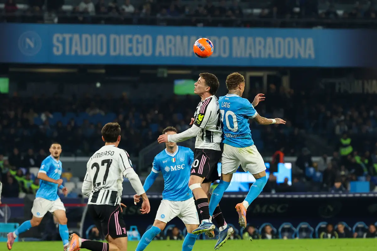 Duel udara Kenan Yildiz dengan Noa Lang di laga Napoli vs Juventus di pekan ke-14 Serie A 2025/2026 di Stadio Diego Armando Maradona, Senin (08/12/2025) dini hari WIB. (Alessandro Garofalo/LaPresse via AP)