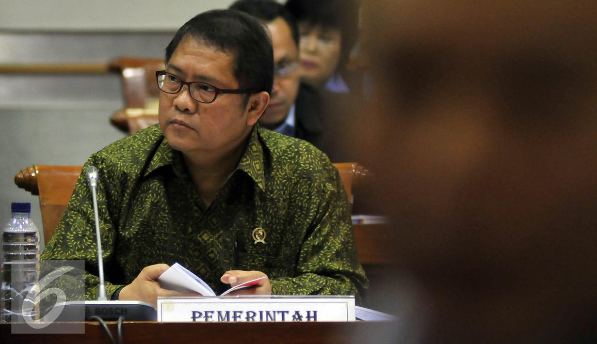 Menteri Komunikasi dan Informatika Rudiantara saat mengikuti Rapat Kerja (Raker) dengan Komisi I DPR, di Kompleks Parlemen, Senayan, Jakarta, (13/4). Raker tersebut membahas RUU tentang Informasi dan Transaksi Elektronik. (Liputan6.com/Johan Tallo)