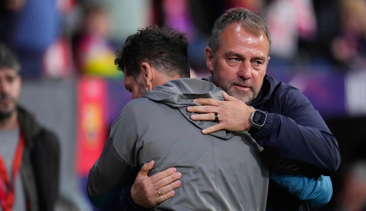 Pelatih Barcelona, Hansi Flick, memeluk pelatih Atletico Madrid, Diego Simeone, dalam laga leg kedua semifinal Copa del Rey 2024/2025 di Metropolitano, Kamis (03/04/2025) dini hari WIB. (AP Photo/Manu Fernandez)