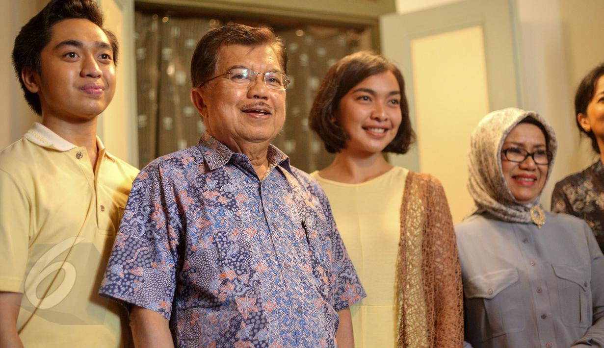 Wakil Presiden Jusuf Kalla bersama istrinya Mufidah Jusuf Kalla melihat lokasi syuting film 'Athirah' di Makassar, Minggu (7/6/2015). JK dan istri terlihat berpose bersama artis pendukung film 'Athirah' garapan Riri Riza. (Liputan6.com/Faizal Fanani)