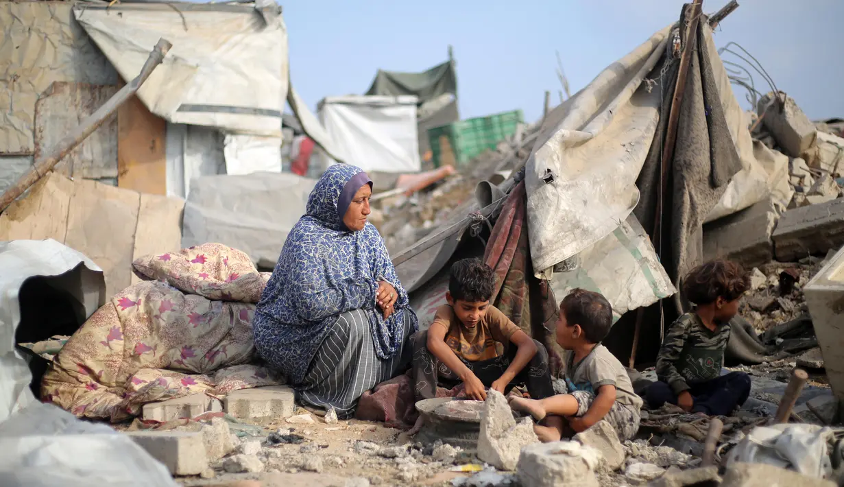 Diketahui, sejak 7 Oktober 2023, lebih dari 2 juta orang atau hampir seluruh penduduk Gaza harus mengungsi. Hingga kini, ada lebih dari 57.000 warga Palestina tewas sejak perang antara Israel dan milisi Hamas memanas pada Oktober 2023 lalu. (Eyad BABA/AFP)