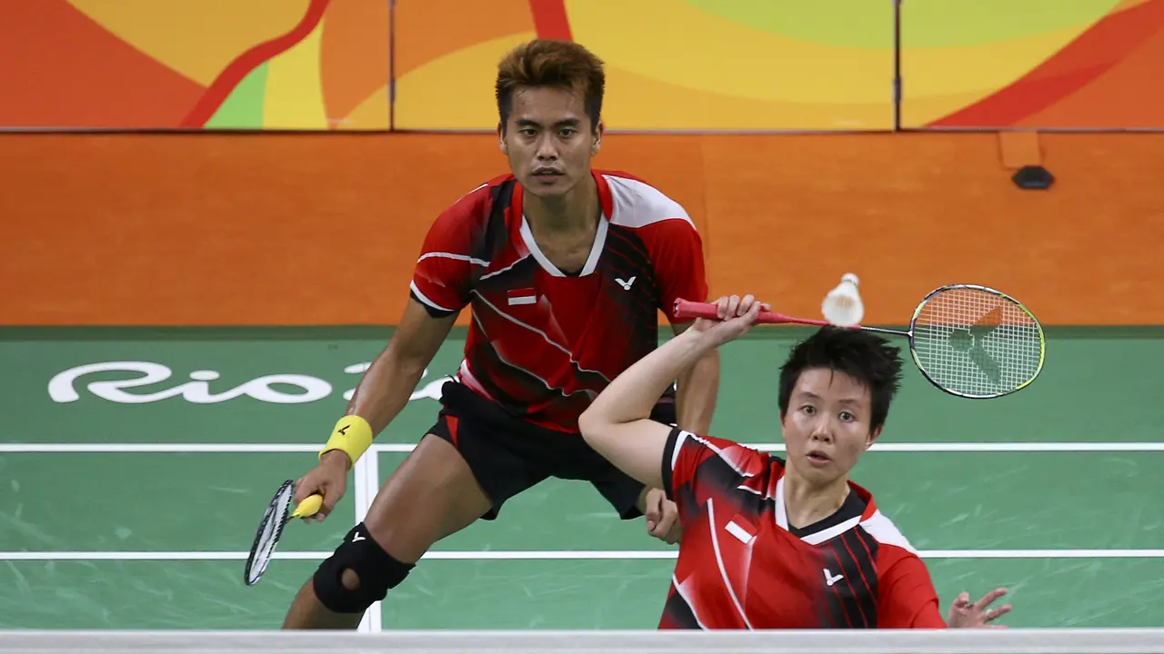 Pasangan ganda campuran Indonesia, Tontowi Ahmad/Liliyana Natsir, saat menghadapi ganda campuran Malaysia, Chan Peng Soon/Goh Liu Ying, di final cabang bulutangkis Olimpiade Rio de Janeiro 2016 (Reuters).
