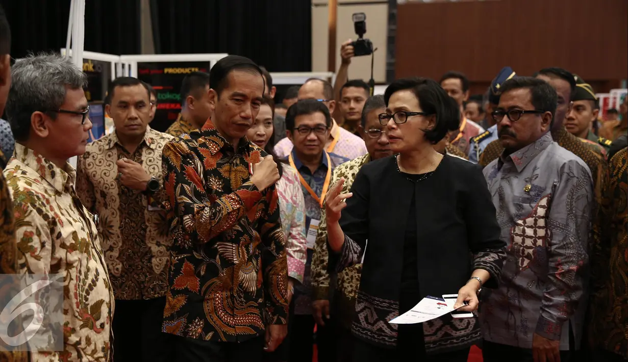Presiden Joko Widodo bersama Menteri Keuangan Sri Mulyani mengunjungi booth fintech usai meresmikan pembukaan Indonesia Fintech Festival & Conference di Tangerang, Selasa (30/8). (Liputan6.com/Faizal Fanani)