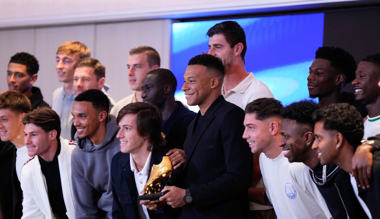 Kylian Mbappe menerima penghargaan sepatu Emas 2025 di depan Keluarga bahkan rekan-rekan tim Real Madrid. (AP Photo/Manu Fernandez)