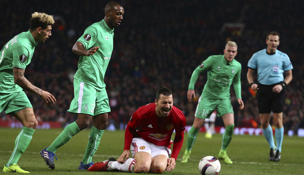 Zlatan Ibrahimovic kesakitan saat dilanggar pemain St.Etienne pada leg pertama babak 32 besar Liga Europa Old Trafford stadium, Manchester, (16/2/2017).  (AP/Dave Thompson)