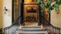 Restoration Hotel, tawarkan layanan modifikasi sepeda motor kepada para tamu (Foto: motorcyclenews.com). 