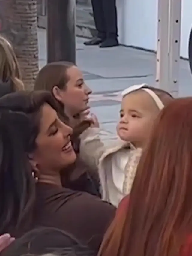 Priyanka Chopra tunjukkan wajah putrinya, Malti, ke dunia. (Foto: Instagram/mackennaluvsjonas93)