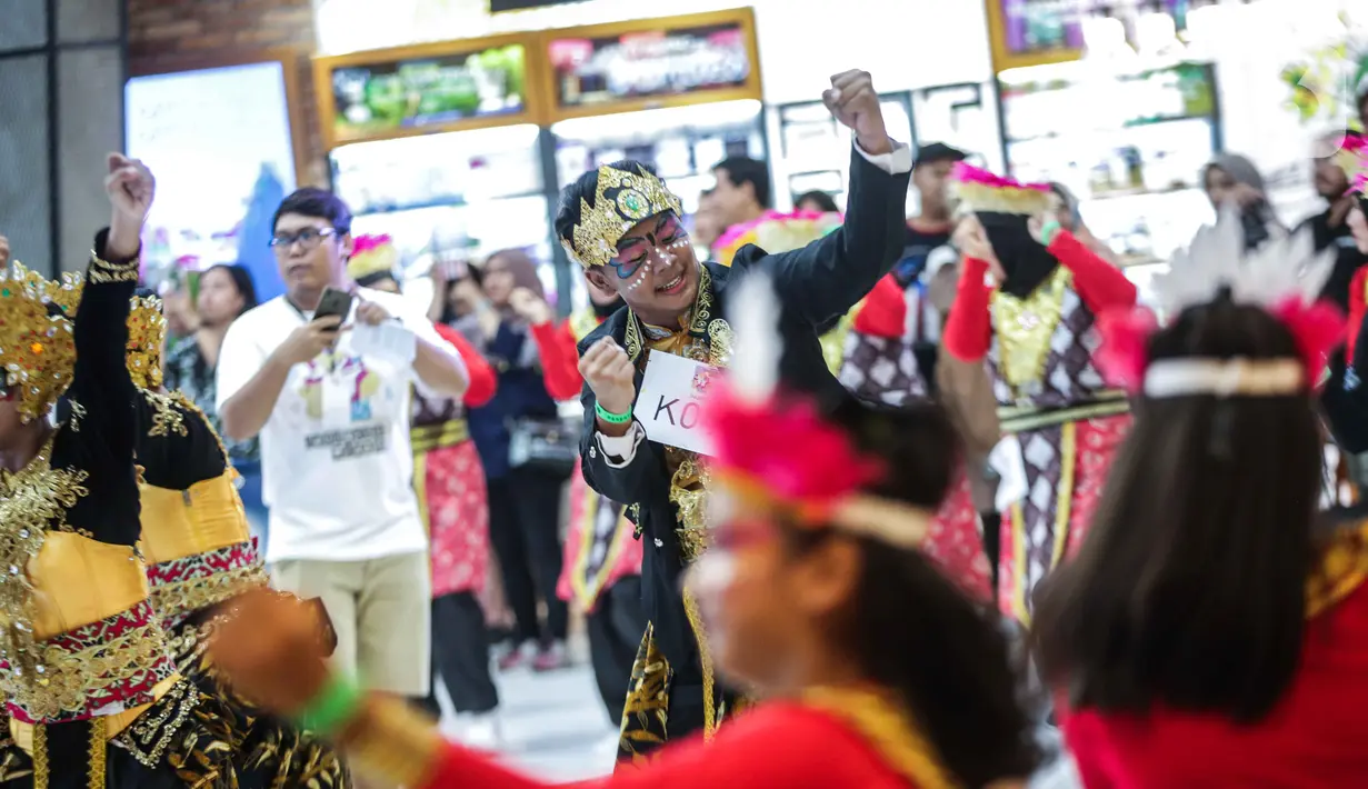 Penari berkostum tradisional Indonesia menari dalam perhelatan Indonesia Menari 2019 di Grand Indonesia, Jakarta, Minggu (17/11/2019). Indonesia Menari 2019 digelar secara serentak di tujuh kota besar dengan melibatkan sekitar 7.000 penari (Liputan6.com/Faizal Fanani)