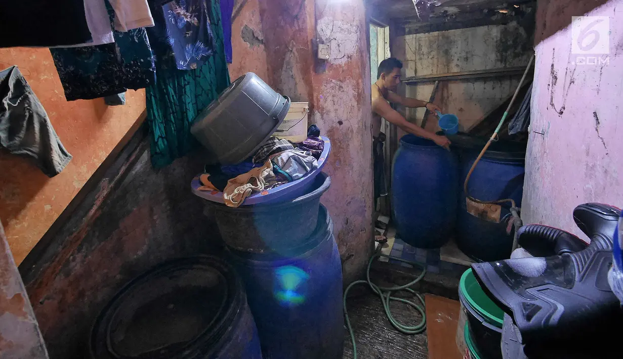 Warga mengisi air ke dalam ember di Muara Baru, Jakarta, Selasa (9/7/2019). Pada saat musim kemarau air sumur tidak mengalir deres, untuk memenuhi air bersih warga dalam sehari mereka mengeluarkan uang Rp. 15.000 untuk membeli enam jeriken untuk air bersih. (Liputan6.com/Herman Zakharia)