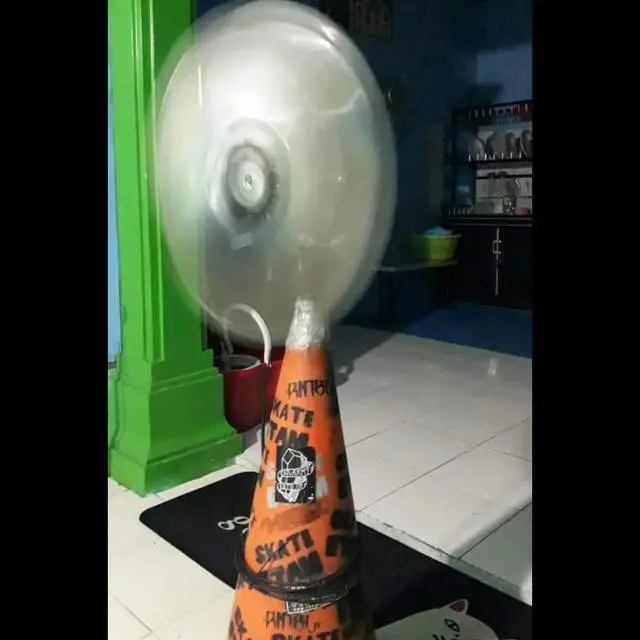 Penyalahgunaan Kerucut Lalu Lintas yang Kreatif
