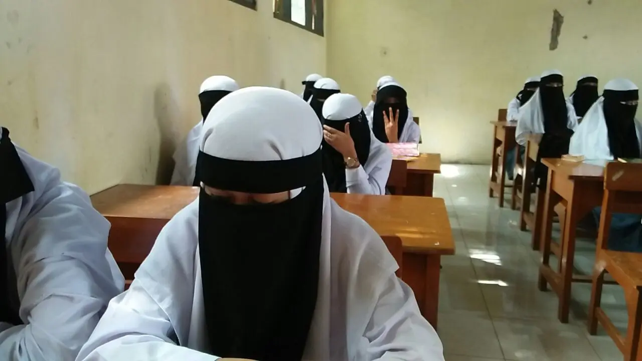 Siswi SMK Bercadar, Dikbud Tegal Sebut Tak Sesuai Aturan