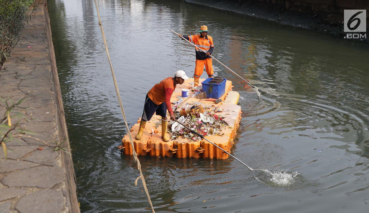 Petugas UPK Badan Air Pemprov DKI Jakarta membersihkan ceceran sampah di sepanjang Anak Sungai Ciliwung yang membelah kawasan Jalan Gajah Mada dan Hayam Wuruk, Selasa (9/7/2019). Pembersihan ini untuk menghindari penumpukan sampah dan memperlancar aliran air. (Liputan6.com/Helmi Fithriansyah)