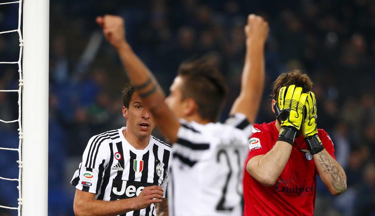 Kiper Lazio, Federico Marchetti (kanan) terlihat meyesal saat pemain Juventus Paulo Dybala (tengah mencetak gol ke gawanngnya pada lanjutan Liga Italia Serie A di Stadion Olimpico, Sabtu (5/12/2015) dini hari WIB. (REUTERS/Tony Gentile)