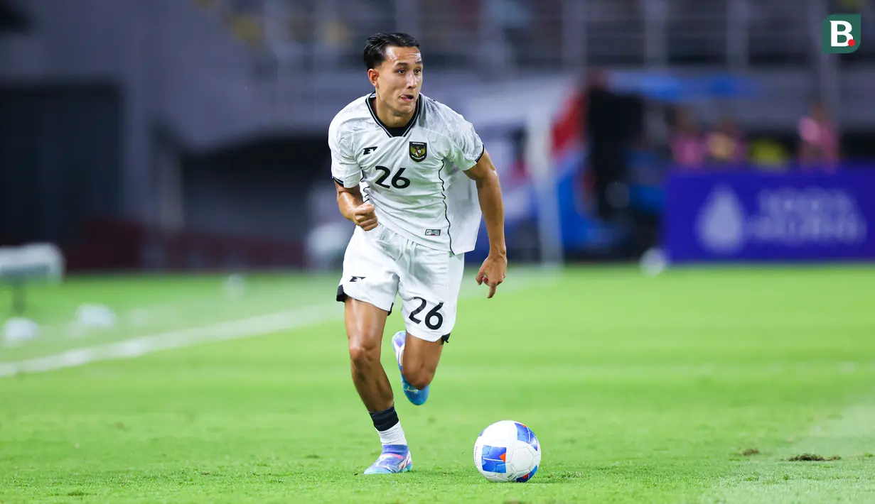 <p>Pemain Timnas Indonesia,&nbsp;Miliano Jonathans, saat melawan Timnas Lebanon dalam laga FIFA Matchday 2025 di Stadion Gelora Bung Tomo, Surabaya, Senin (8/9/2025). (Bola.com/Abdul Aziz)</p>