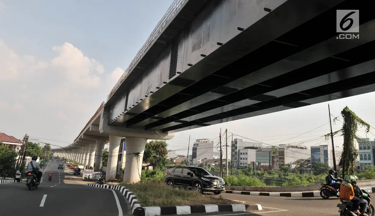 Kendaraan melintas di bawah proyek Jalan Layang Non Tol (JLNT) Pluit, Jakarta, Selasa (18/6/2019). Pembangunan JLNT yang akan menghubungkan Jalan Pluit City menuju Tol Bandara Soekarno Hatta tersebut mangkrak sejak dikerjakan pada tahun 2015. (merdeka.com/Iqbal Nugroho)