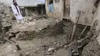 Seorang warga setempat melihat kerusakan akibat gempa bumi berkekuatan magnitudo 6,0 yang melanda Dara Noor, Provinsi Kunar, Afghanistan timur, pada 2 September 2025. (AP Photo/Wahidullah Kakar)