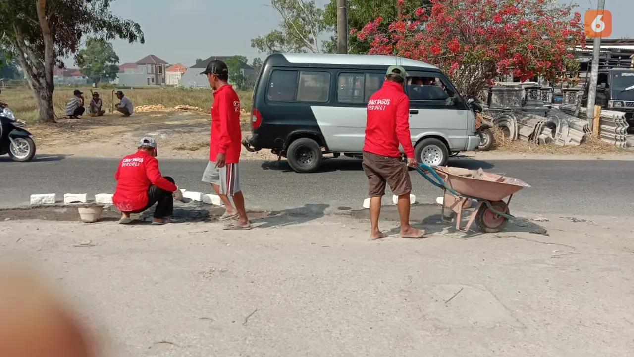 Tambal swadaya jalan berlubang