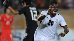 Selebrasi pemain Ghana, Dominic Adiyiah setelah mencetak gol ke gawang Korea Selatan pada laga perempatfinal Piala Dunia U-20 2009 di Mubarak International Stadium, Suez, Mesir (9/10/2009). Dominic Adiyiah juga mencetak total 8 gol pada Piala Dunia U-20 tahun 2009 di Mesir dan dinobatkan sebagai top skor turnamen. Torehan golnya tersebut juga mampu membawa Ghana menjadi juara dan ia pun terpilih juga menjadi pemain terbaik. (AFP/Khaled Desouki)