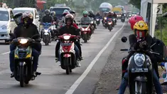 Pemudik melintasi Jalur Pantura, Cirebon, Jawa Barat, Rabu (21/6). H-4 lebaran Jalur Pantura masih sepi dan diperkirakan puncak arus mudik akan terjadi pada Kamis - Jumat (H-3/-2 Lebaran) (Liputan6.com/Johan Tallo)