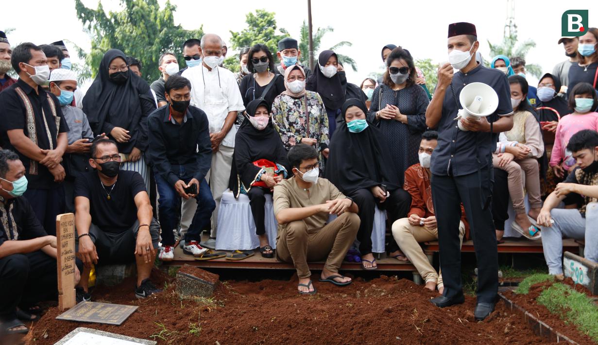 Mantan pebulutangkis, Joko Suprianto, yang mewakili rekan-rekan atlet bulutangksi memberikan rasa duka cita yang mendalam bagi keluarga dari Markis Kido di TPU Kebon Nanas. (Foto: Bola.com/Bagaskara Lazuardi)
