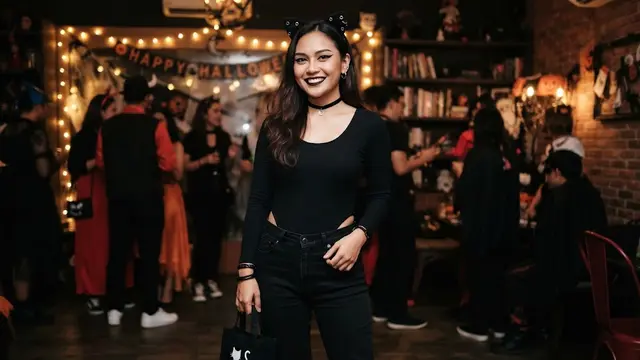 Black Cat dengan Outfit Serba Hitam
