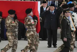 Sebelum tiba di Indonesia, UNIFIL telah menggelar upacara penghormatan militer sebagai bentuk penghormatan di Hanggar Lebanese Air Force, Beirut, Lebanon, Kamis (2/4/2026). Tampak dalam foto, Presiden Republik Indonesia, Prabowo Subianto (kanan) memberi hormat saat personel militer membawa salah satu peti jenazah pasukan penjaga perdamaian yang tergabung dalam United Nations Interim Force in Lebanon (UNIFIL) yang gugur saat bertugas bersama pasukan sementara Perserikatan Bangsa Bangsa (PBB) di Lebanon, saat upacara penghormatan militer di Bandara Internasional Soekarno-Hatta, Tangerang, Banten, Sabtu, 4 April 2026. (AP Photo/Achmad Ibrahim)
