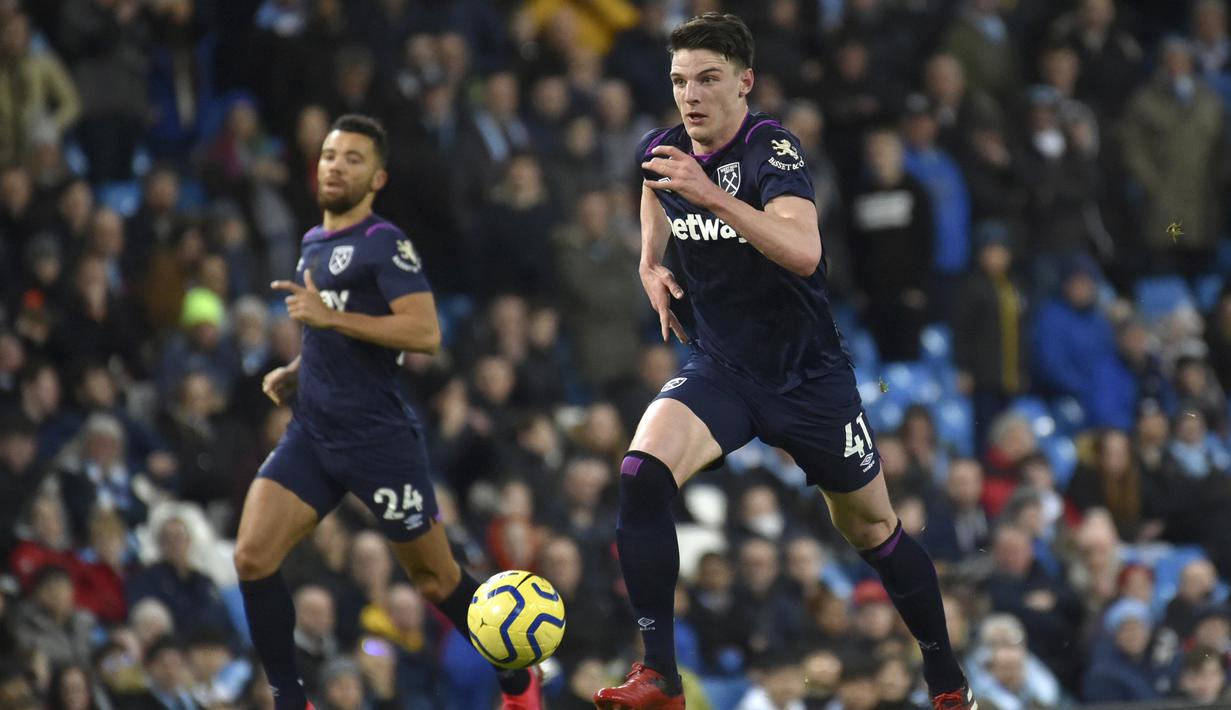 Gelandang West Ham, Declan Rice menggiring bola saat bertanding melawan Manchester City pada pertandingan lanjutan Liga Inggris di stadion Etihad di Manchester, Inggris, Rabu (19/2/2020). City menang atas West Ham 2-0. (AP Photo/Rui Vieira)