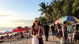 Dalam foto lainnya, sang aktris jalan-jalan di waktu senja. Menikmati angin sore di pinggir pantai memang hal yang sangat menyenangkan. (Foto: Instagram/ jungeum84)