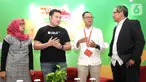 Country Brand Manager Shopee Rezki Yanuar berbincang dengan Head of Research and Data Analysis Tempo Ai Mulyani, Economic Editor Ali Nur Yasin dan VP Of Business Development Blibli.com William Hadibowo usai diskusi Juara E-commerce 2019 di Jakarta, Rabu (18/12/2019). (Liputan6.com/HO/Lambang)
