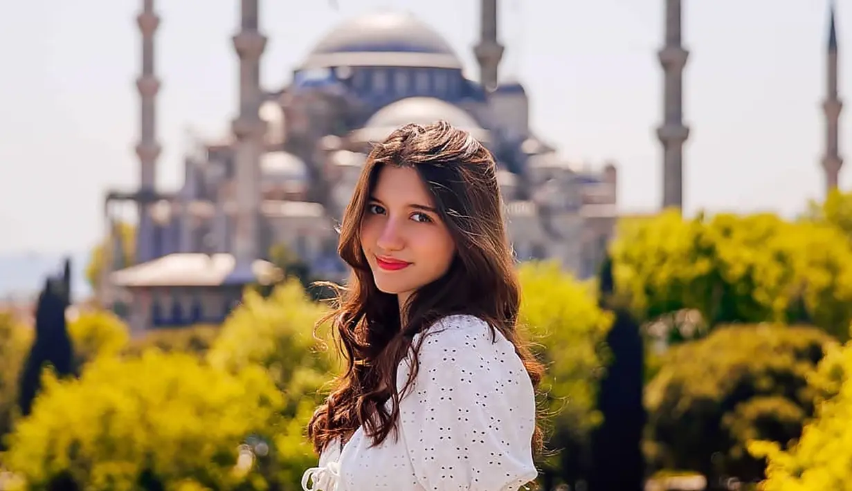 Belum lama ini nikmati sensasi naik kuda di Lombok, Cassandra Lee kini sedang berada di Turki. Hal ini terlihat dalam unggahan InstaStorynya terbaru dimana ia memperlihatkan sedang menanti untuk naik balon udara di Cappadocia, Tuki. (Liputan6.com/IG/cassandraslee).