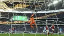Proses gol yang dicetak striker Manchester City, Sergio Aguero, ke gawang Arsenal pada final Piala Liga di Stadion Wembley, London, Minggu (25/2/2018). City menang 3-0 atas Arsenal. (AFP/Glyn Kirk)