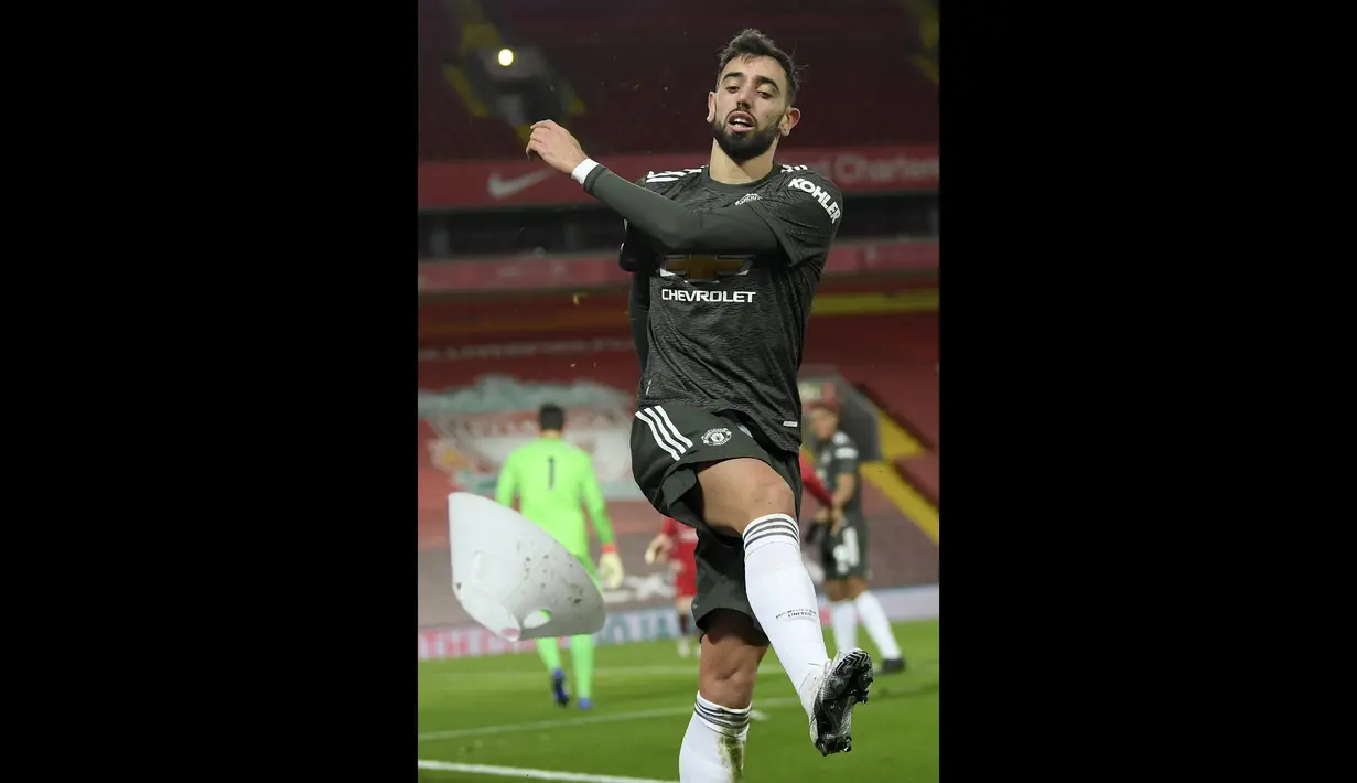 Bruno Fernandes terlihat tampak tak senang dengan keputusan pelatih yang menggantikannya pada laga krusial melawan Liverpool. (Foto: AP/Pool/Michael Regan)