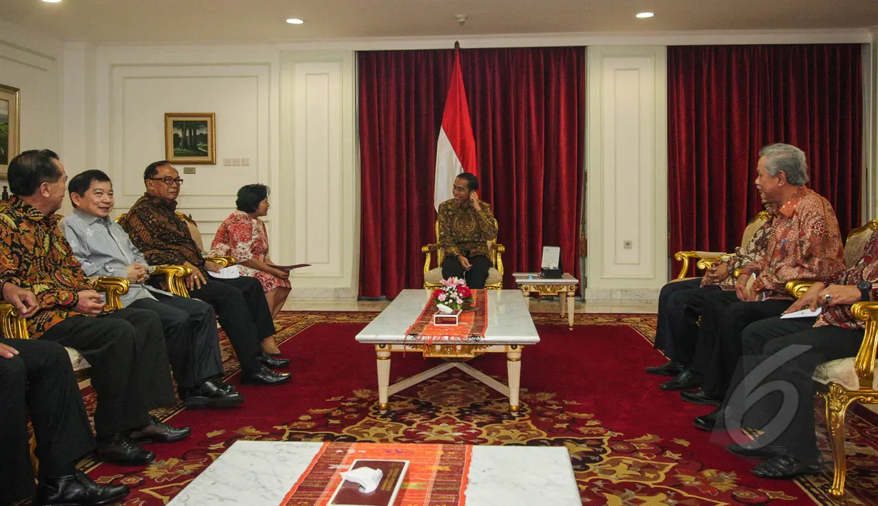 Presiden Joko Widodo (tengah) bertemu anggota Dewan Pertimbangan Presiden (Wantimpres) di Kantor Presiden Kompleks Istana Kepresidenan Jakarta, Rabu (1/4/2015). (Liputan6.com/Faizal Fanani)