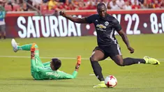 Penyerang Manchester United, Romelu Lukaku berusaha menendang bola usai melewati kiper Real Salt Lake, Lalo Fernandez pada pertandingan persahabatan di Sandy, Utah (18/7). MU menang 2-1 atas Real Salt Lake. (AP Photo / Rick Bowmer)