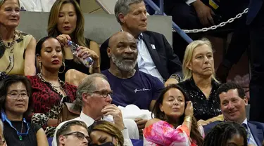 Mike Tyson (tengah) menonton pertandingan tenis antara Serena Williams melawan Danka Kovinic pada putaran pertama kejuaraan tenis US Open 2022 di New York, Amerika Serikat, 29 Agustus 2022. (AP Photo/John Minchillo)